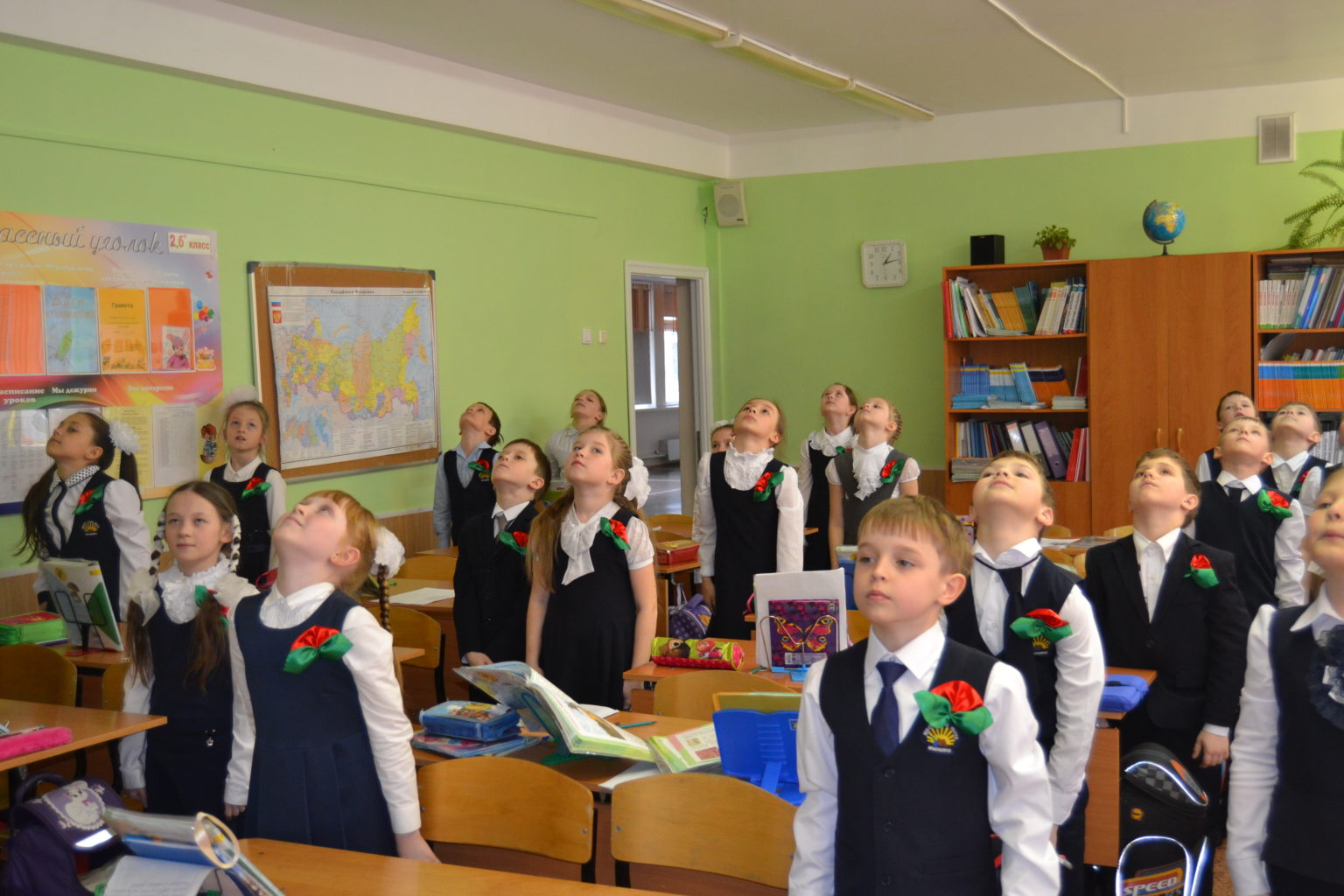 Дети в классе стоят