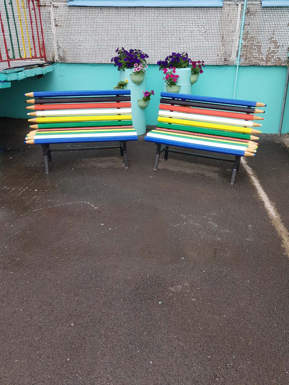 Крашеные скамейки в детском саду