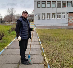 Дворник в свободное время расписал стены школы