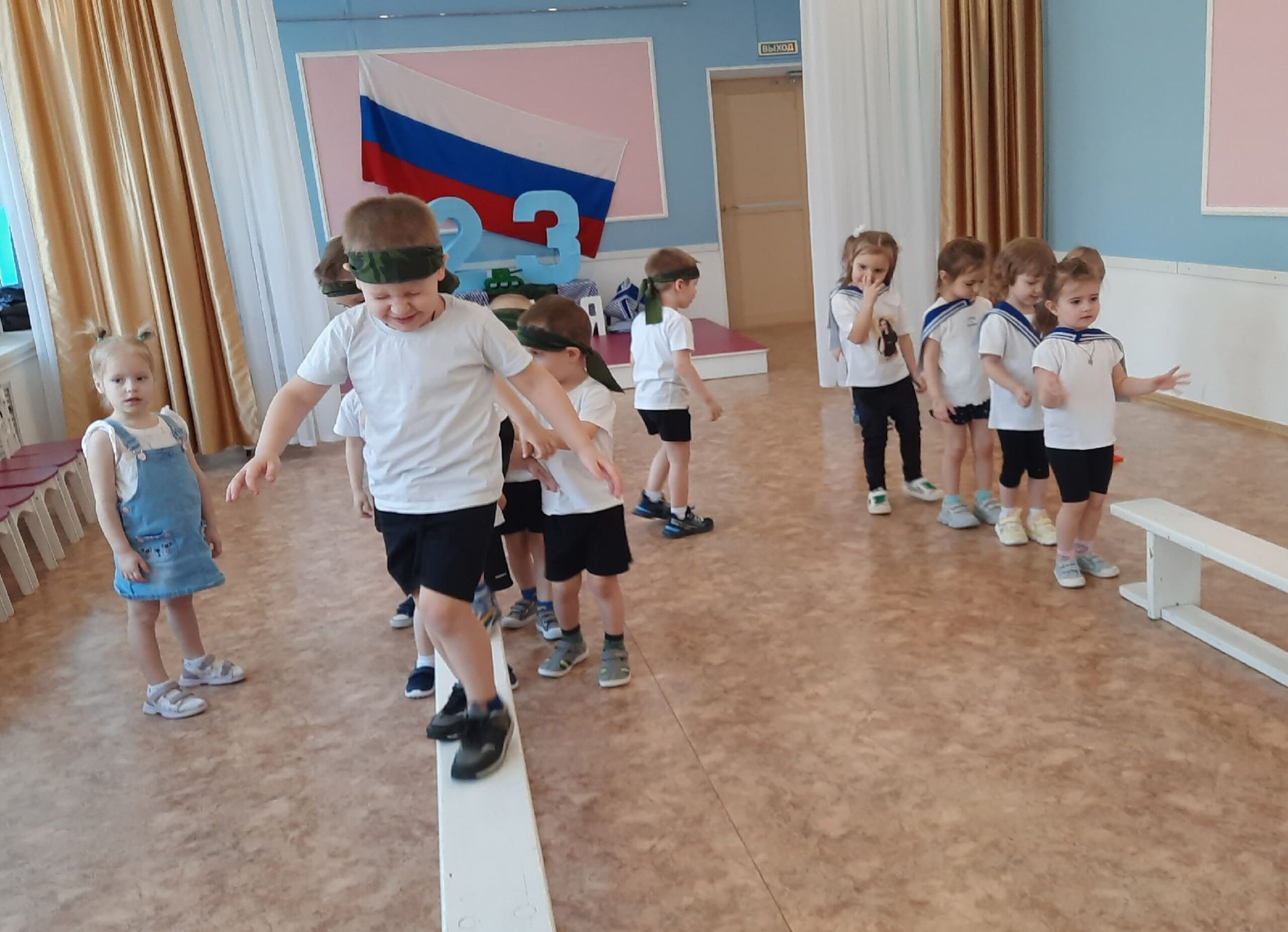 Юные красноярцы отмечают День защитника Отечества