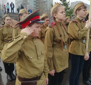 Правнуки героев Победы торжественным маршем прошли по Ярыгинской набережной