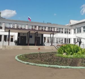 Руководитель главного управления образования встретилась с родителями учеников аварийной школы № 76