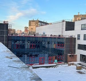 В строящейся школе на Взлётке завешается монтаж здания
