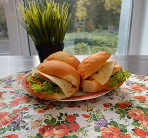Бургеры, хачапури и пшённая каша с курагой: чем школы самостоятельно кормят ребят